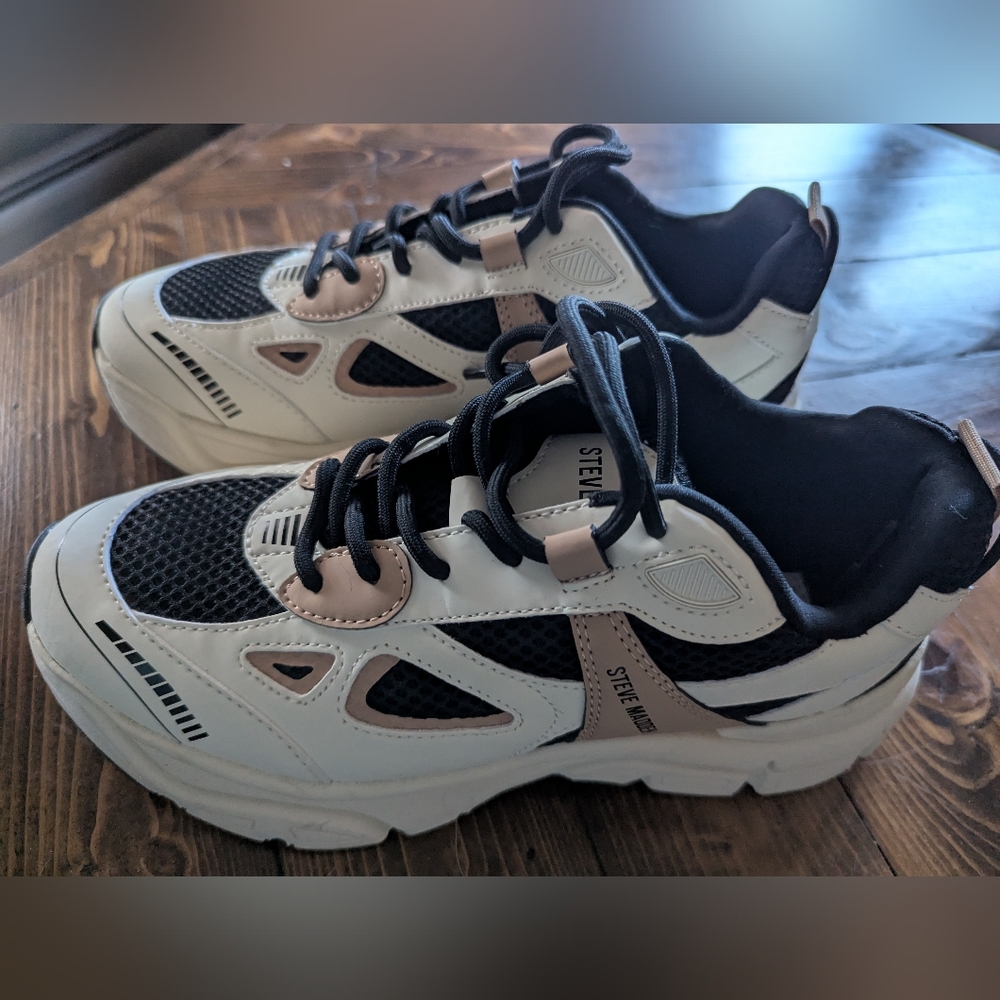 Steve Madden Women's Clydie  Black and Cream Sneakers